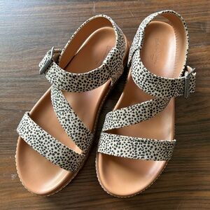 Universal Thread Sandals